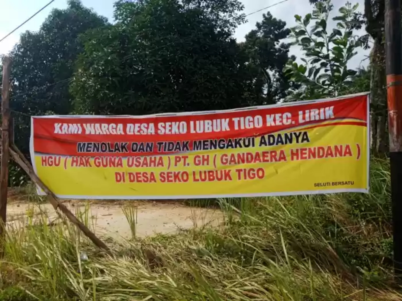 Heboh Warga Pasang Spanduk Tolak HGU Gandaera Hendana di Desa Seluti Inhu