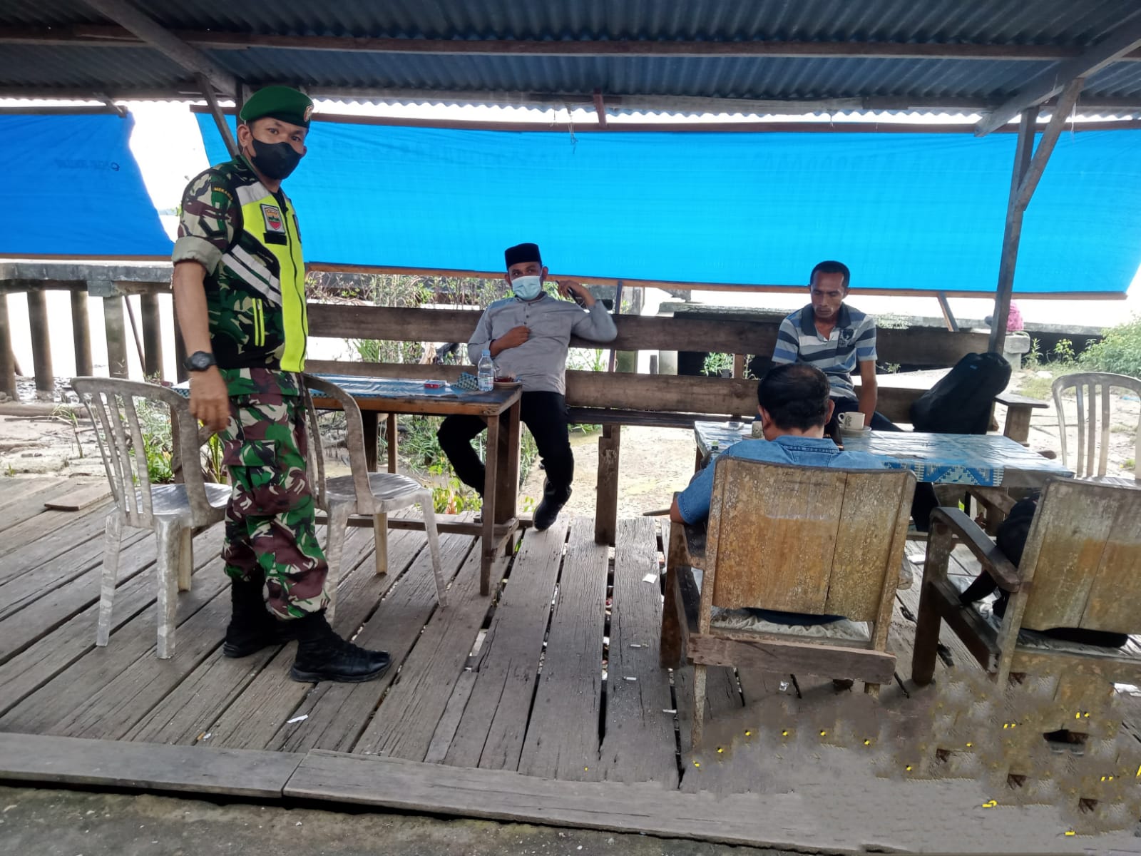 Anggota Koramil 04/Kuindra Laksanakan Penegakan Disiplin Prokes
