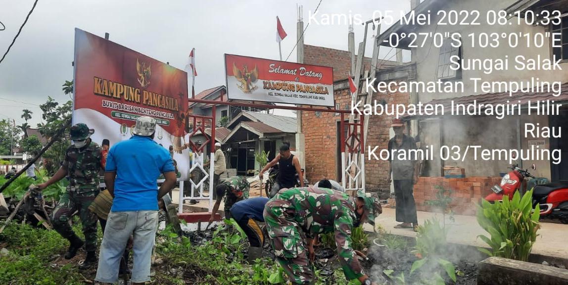 Anggota Koramil 03/Tempuling Gotong Royong di Kampung Pancasila
