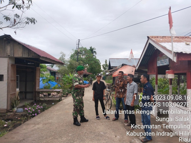 Peduli Keamanan Lingkungan Babinsa 03/Tpl Serma Syamsul Azman Sambangi Pos Kamling