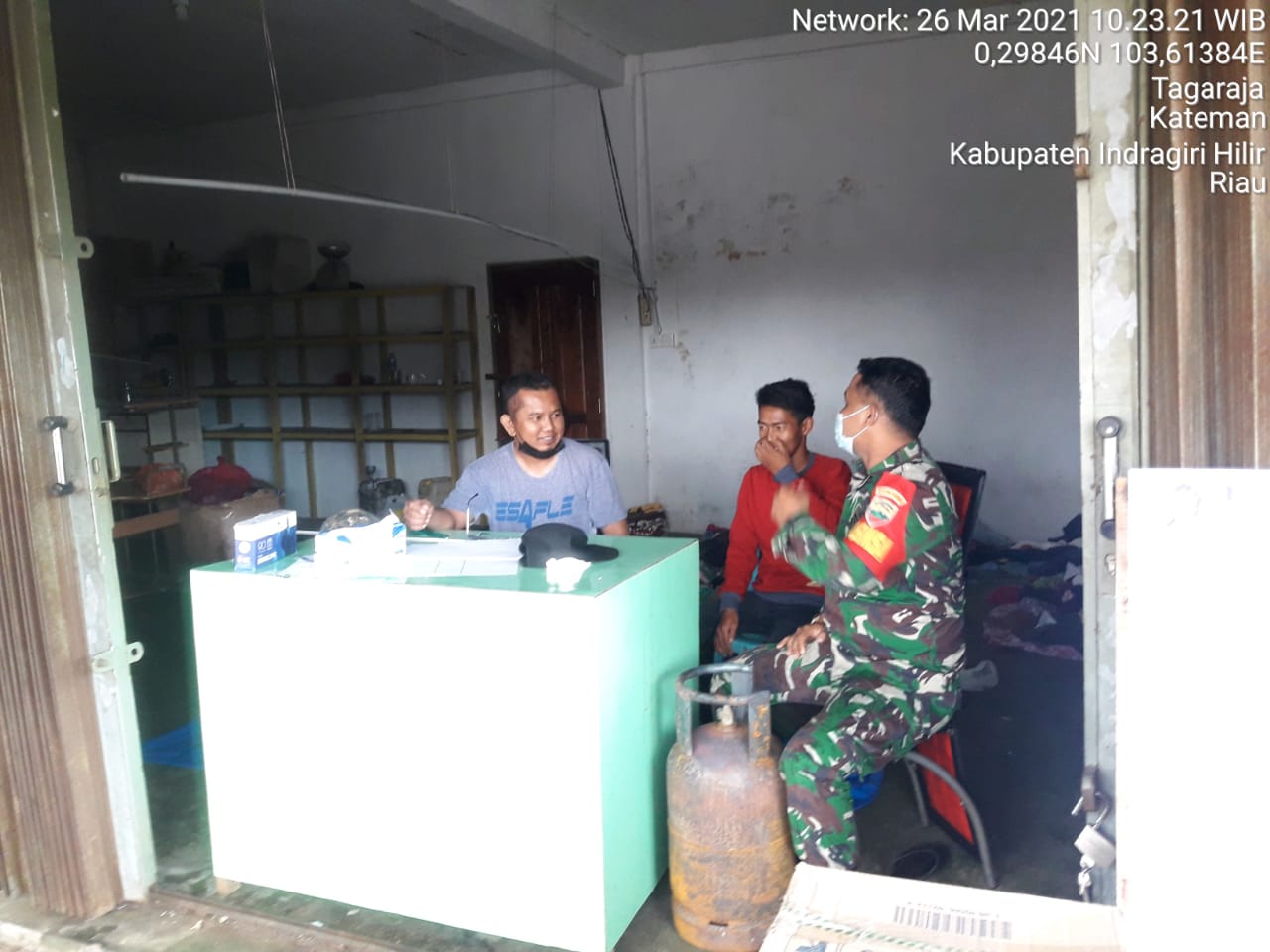 Babinsa Koramil 06/Kateman Komsos di Posko Penerimaan Bantuan Bencana Kebakaran Tagaraja