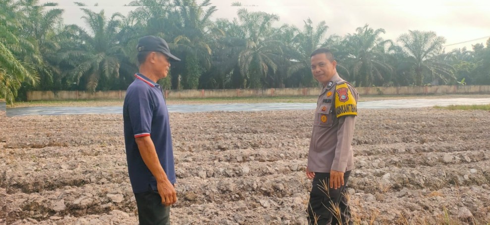 Bhabinkamtibmas Kampung Merempan Hulu Ajak Warga Manfaatkan Lahan untuk Dukung Ketahanan Pangan Nasional