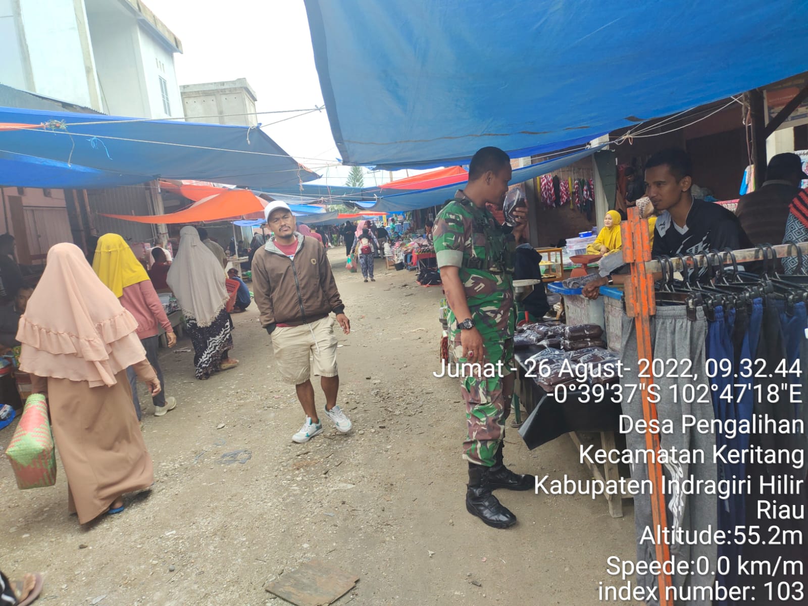 Personel Koramil 09/Kemuning Lakukan Sosialisasi dan Penegakan Disiplin Prokes