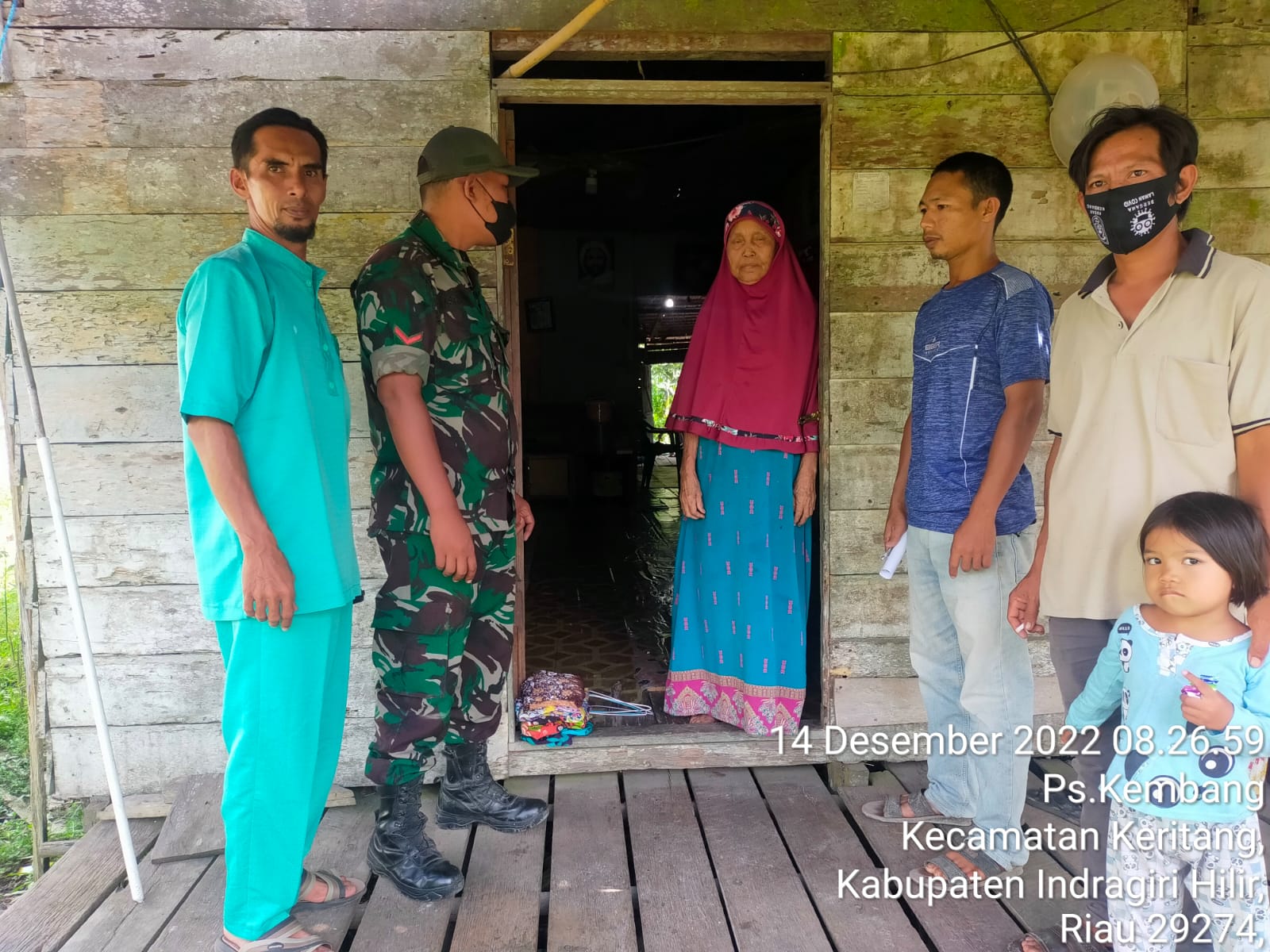 Bersama Kadus dan Ketua BPD Desa, Babinsa Koramil 09/Kemuning Lakukan Komsos