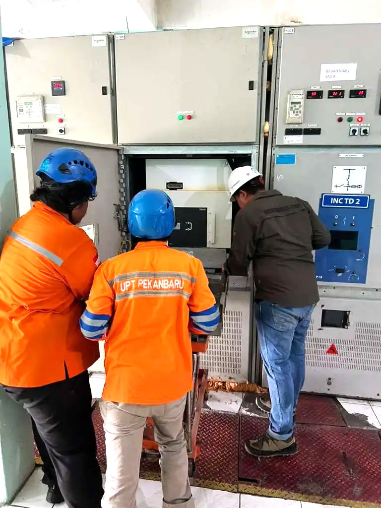 Semangat Sumpah Pemuda, PLN Pastikan Keandalan Sistem Listrik melalui Rekomisioning SLO Kubikel 20 kV di GI Dumai Semangat Sumpah Pemuda, PLN Pastikan Keandalan Sistem Listrik melalui Rekomisioning SLO Kubikel 20 kV di GI Dumai