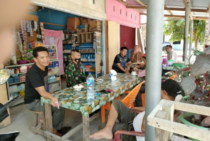 Sukseskan TMMD Ke-110 Kodim 0313/Kampar Serda Hadrami Komsos dengan Masyarakat