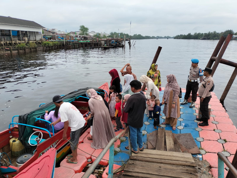Personil Polsek Gaung Melaksanakan Pengamanan Keberangkatan Penumpang dari Kuala Lahang Menuju Tembilahan di Pelabuhan