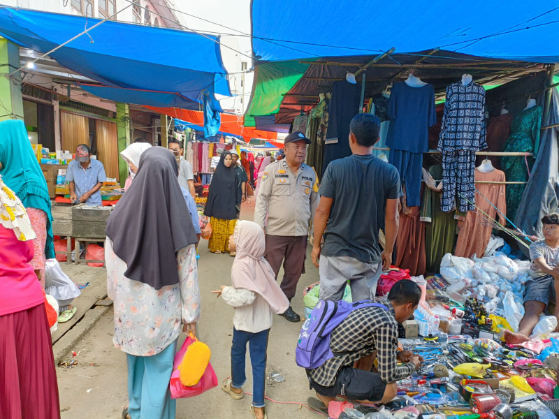 Bhabinkamtibmas Desa Belantaraya Aiptu Edysah Putra Bangun Patroli Sambang ke Pasar Mingguan Di Wilayah Binaan