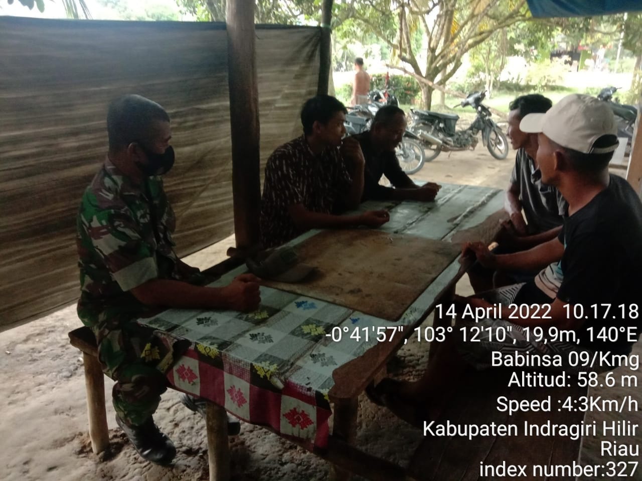 Sambangi Warga, Babinsa Koramil 09/Kemuning Sertu Adenan Hayat Adakan Komsos