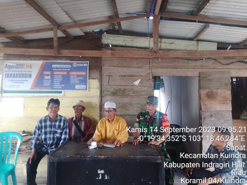Melalui Komsos, Babinsa Koramil 04/Kuindra Tertibkan Keamanan di Lingkungan