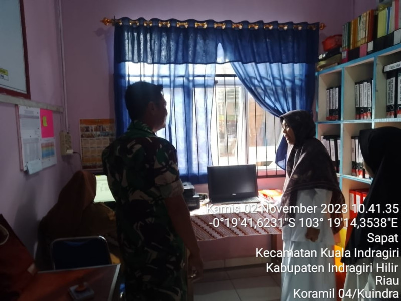 Babinsa Koramil 04/Kuindra Turun Ke Wilayah Untuk Lakukan Pengecekan Terhadap Obat-obatan dan Alat Kesehatan di Kampung Pancasila