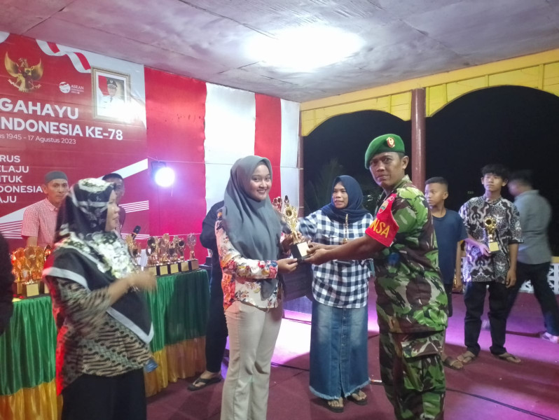 Danramil 04/Kuindra Dampingi Langsung Kegiatan Pemberian Hadiah Perlombaan Dalam Rangka HUT RI Ke 78