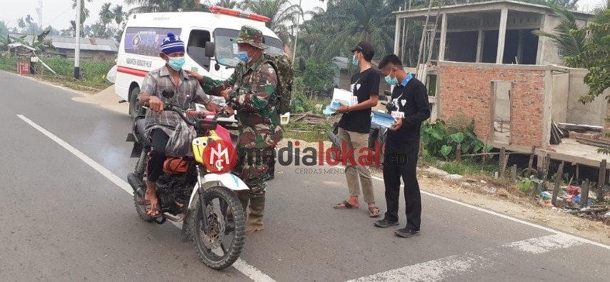 Kabut Asap Masih Selimuti Inhil, Babinsa Koramil 03/Tempuling Ikut Serta Bagi-bagi Masker 