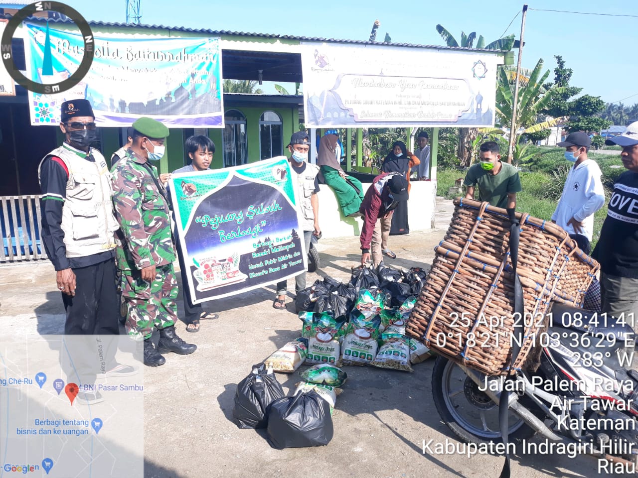 Babinsa Koramil 06/Kateman Dampingi Pejuang Subuh Salurkan Sembako di Desa Air Tawar