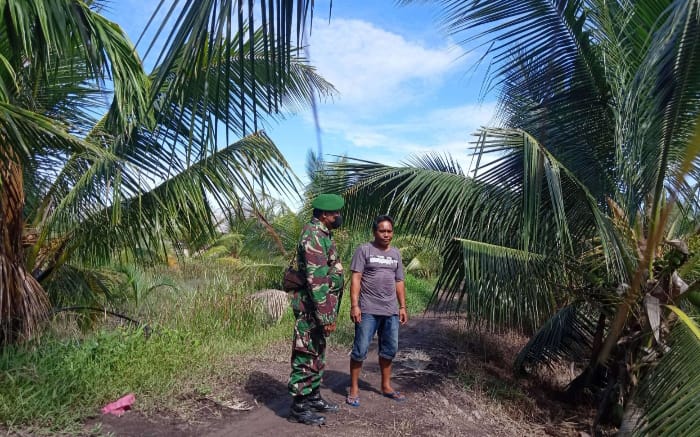 Cegah Kebakaran, Babinsa Koramil 04/Kuindra Tetap Lakukan Patroli Bersama Masyarakat Petani