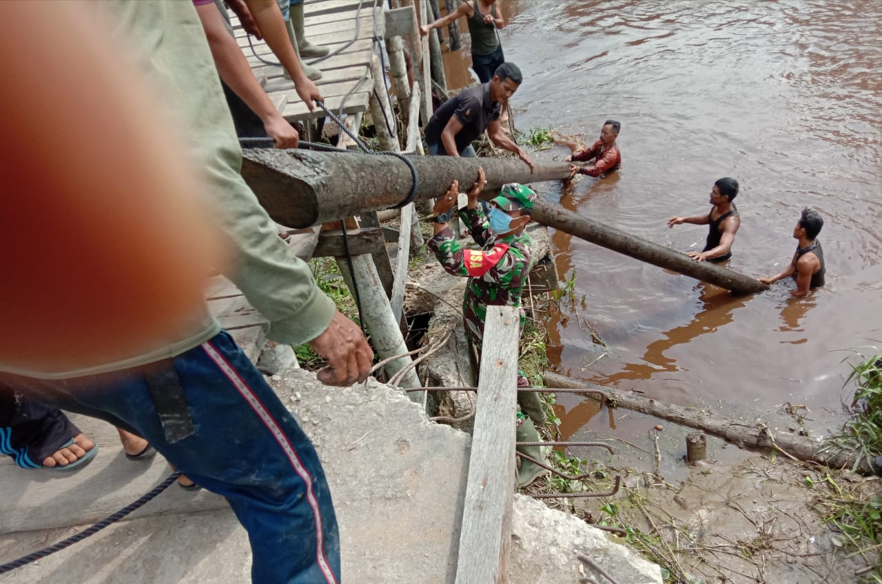 Babinsa Koramil 04/Kuindra Goro Bersama Warga Desa Sungai Bela