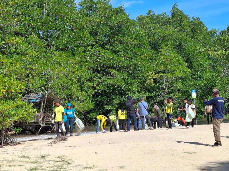 Peringatan Hari Peduli Sampah Aksi Bersih Kawasan Mangrove Di Batam Peringatan Hari Peduli Sampah Aksi Bersih Kawasan Mangrove Di Batam