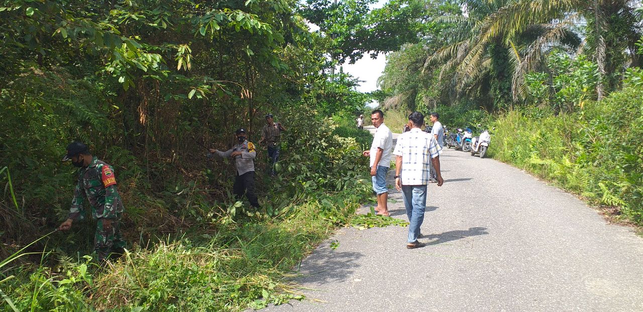 Satgas TMMD Ke-110 Kodim 0313 KPR Bersama warga Gotong Royong Bersihkan Bahu jalan 