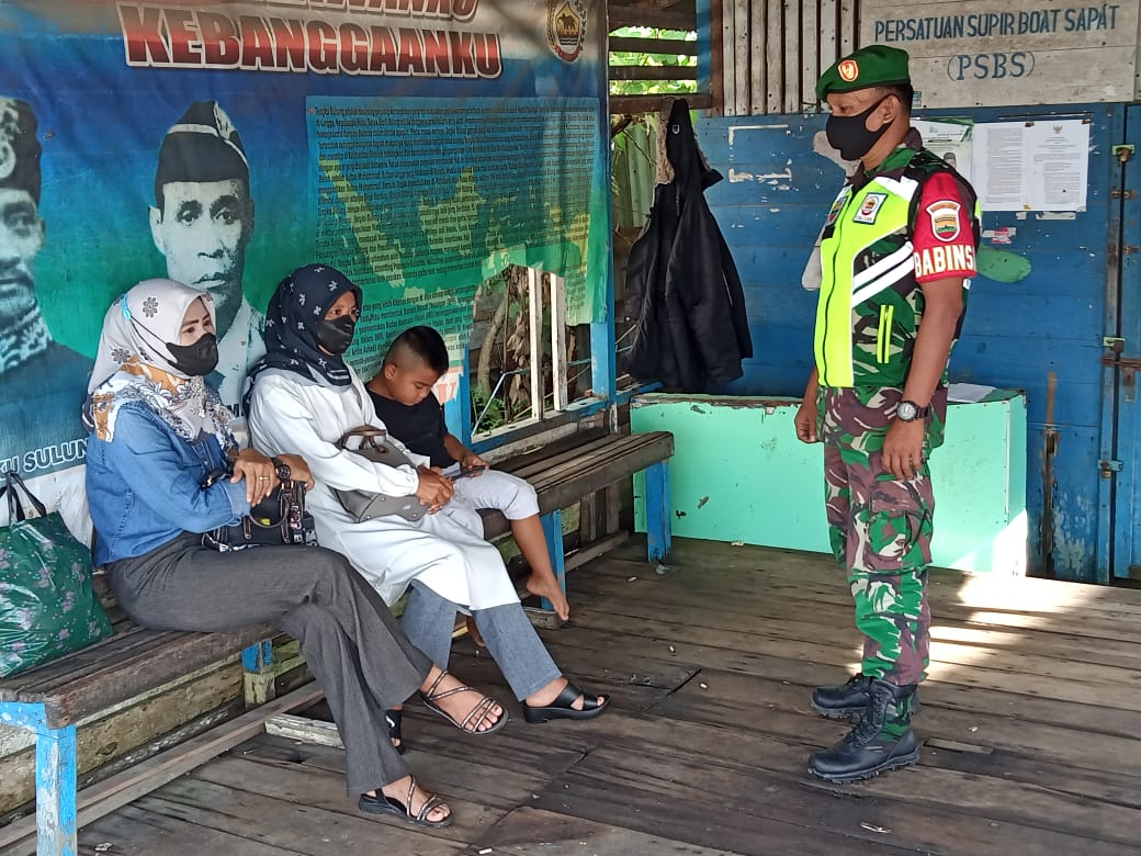 Meskipun Sudah Bebas Masker, Babinsa 04/Kuindra Tetap Pinta Warga Patuhi Protkes