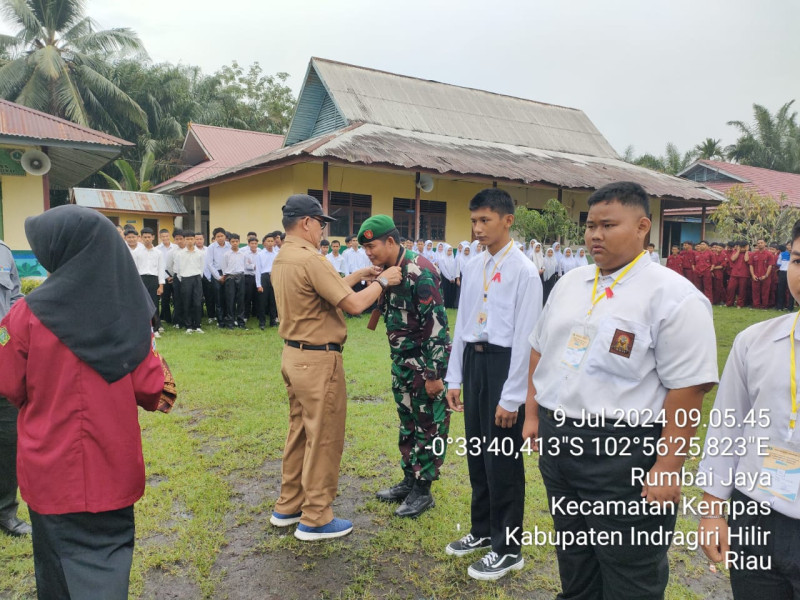 Babinsa Koramil 03/Tpl Berikan Pelatihan PBB dan Wasbang Pada Siswa/i SMKN 1 Kempas