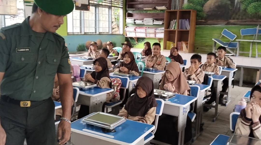 Bukan Hanya Jaga Wilayah, Sertu Tulus Jaga Gizi: Pendampingan MBG di Keritang Sentuh Santri & Balita