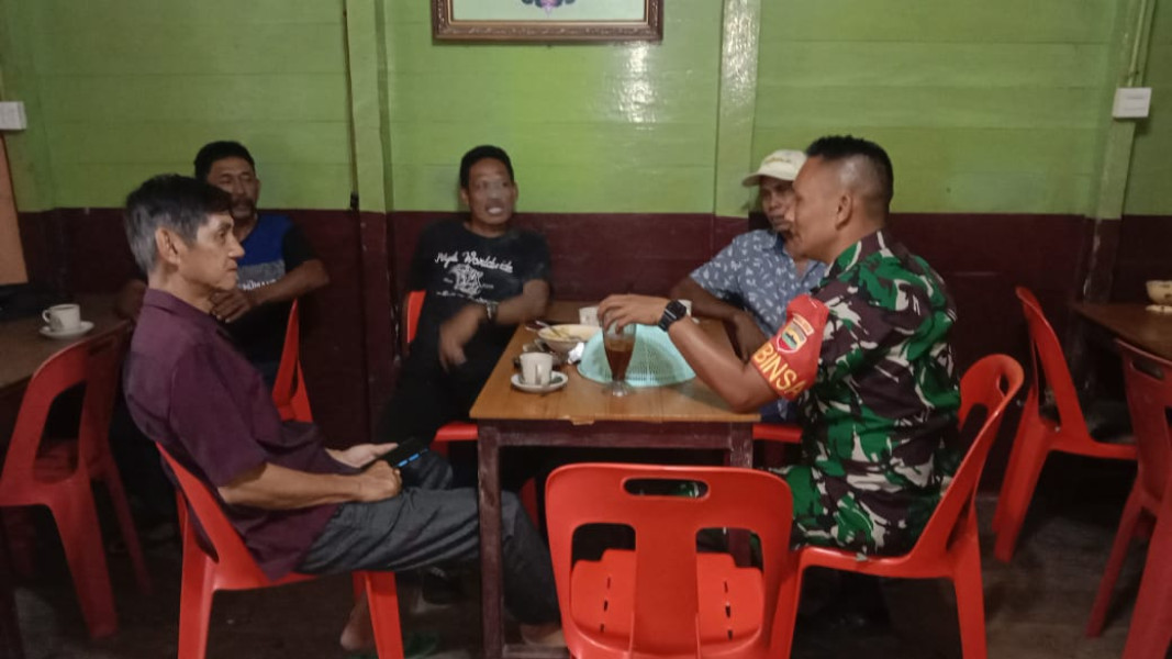 Babinsa Koramil 05/Gas Kopda Umar Nasution Giat Komsos Guna Jalin Kedekatan Dengan Warga