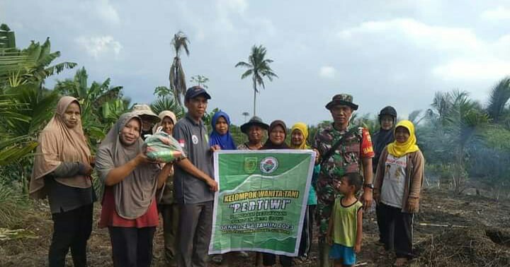 Pendampingan Petani Dalam Pemberian Bibit Tanaman Kepada Kelompok Wanita Tani Pertiwi Oleh Babinsa Koramil 04/Kdr