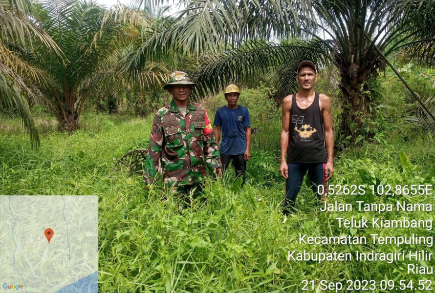 Meskipun Cuaca Mendung, Babinsa 03/Tpl Dan Warga Tetap Laksanakan Patroli Karhutla