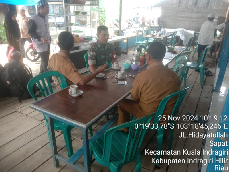 Ciptakan Keamanan dan Kerukunan Antar Sesama Melalui Komsos Dengan Babinsa Koramil 04/Kuindra