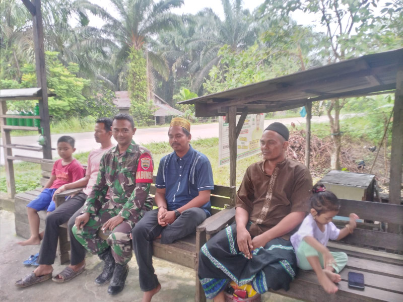 Jalin Silaturahmi dan Komunikasi Baik Melalui Komsos Babinsa Koramil 09/Kmg Dengan Masyarakat