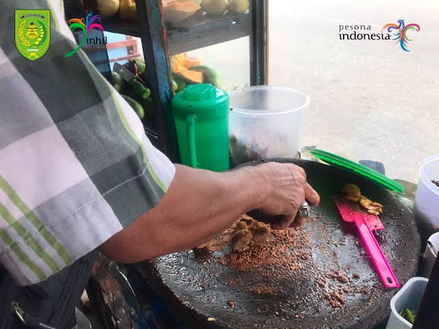 Rujak Bang Iwan Yang Digemari Warga Tembilahan