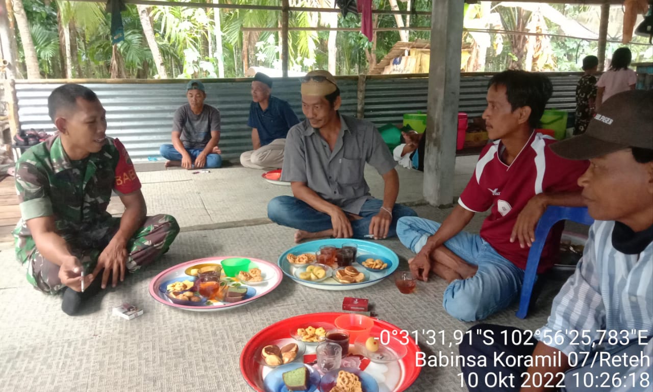 Melalui Komsos, Sertu Yadi Yanto Silaturrahmi Dengan Masyarakat Setempat