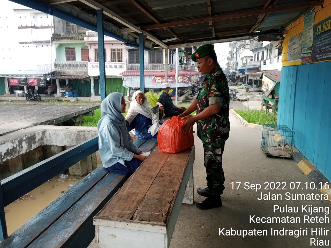 Babinsa Koramil 07/Reteh Rutin Lakukan Penerapam Prokes Terhadap Pengunjung