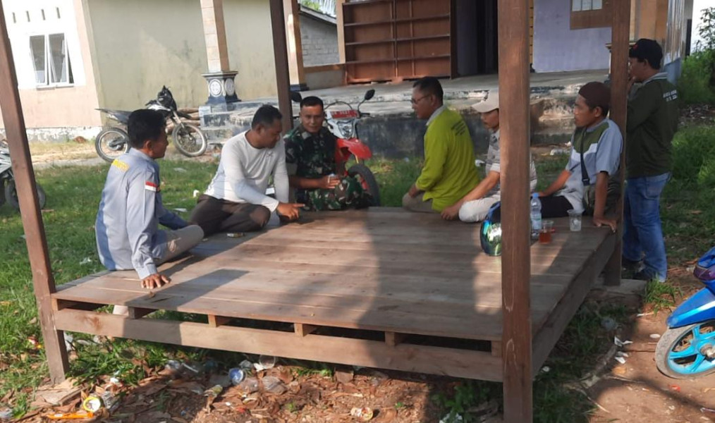 Babinsa Komsos Dengan PPL Dan Kepala Desa Bayas Jaya Bersinergi Dalam Meningkatkan Swasembada Pangan Nasional