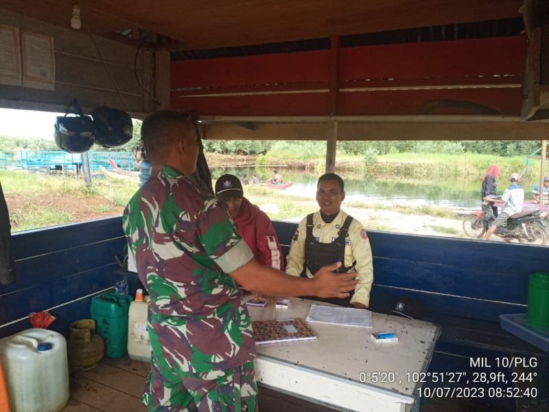 Babinsa Koramil 10/Pelangiran Bersama Security Perusahaaan Melaksanakan Komsos Untuk Menjaga Aset-aset Perusahaan