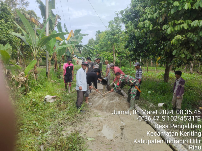 Ciptakan Kekompakan, Babinsa Koramil 09/Kemuning Ajak Masyarakat Untuk Perbaiki Jalan Rusak
