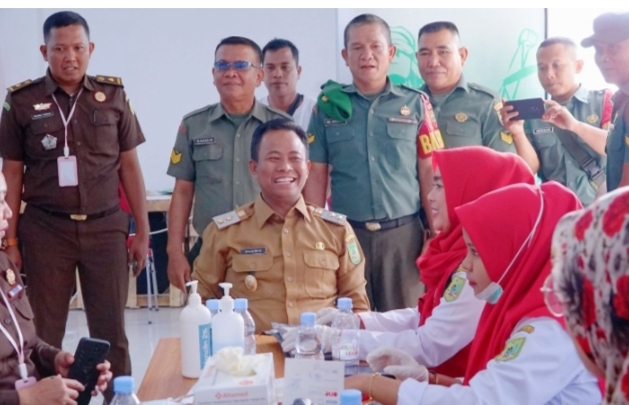 Dalam Peringatan Hari Bhakti Adhiyaksa dan HUT IAD di Kejari, Wabup Rohil Ikut Mendonorkan Darah