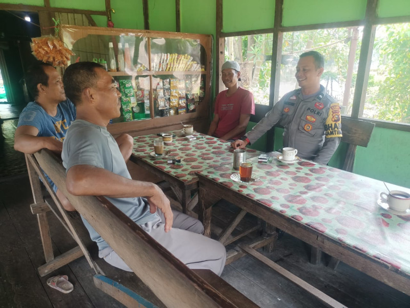 Bhabinkamtibmas Desa Teluk Sungka Menghimbau Tokoh Pemuda Hindari Berita Hoax