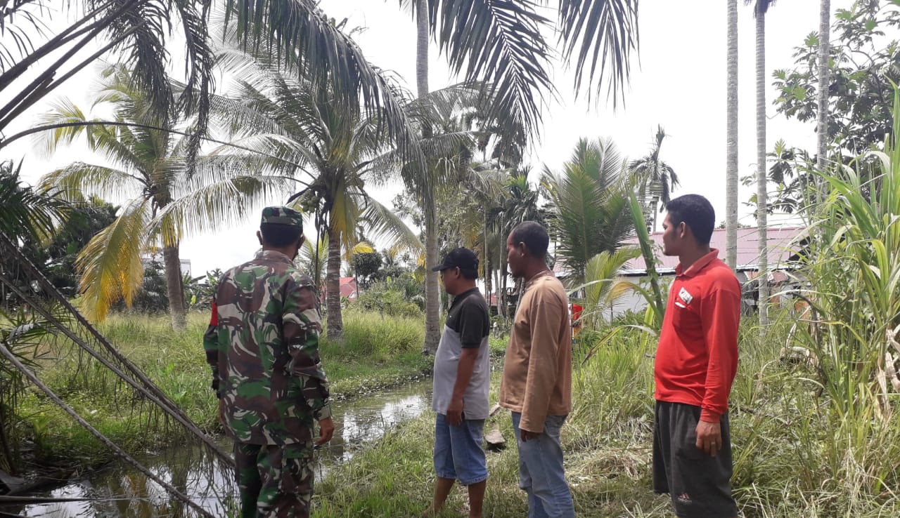 Babinsa Koramil 09/Kemuning Terus Pantau Titik Api Guna Cegah Kebakaran