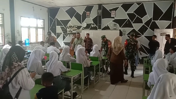 Babinsa Koramil 09/Kmg Dampingi Pemberian Makan Bergizi Gratis di Wilayah Korem 031/Wira Bima