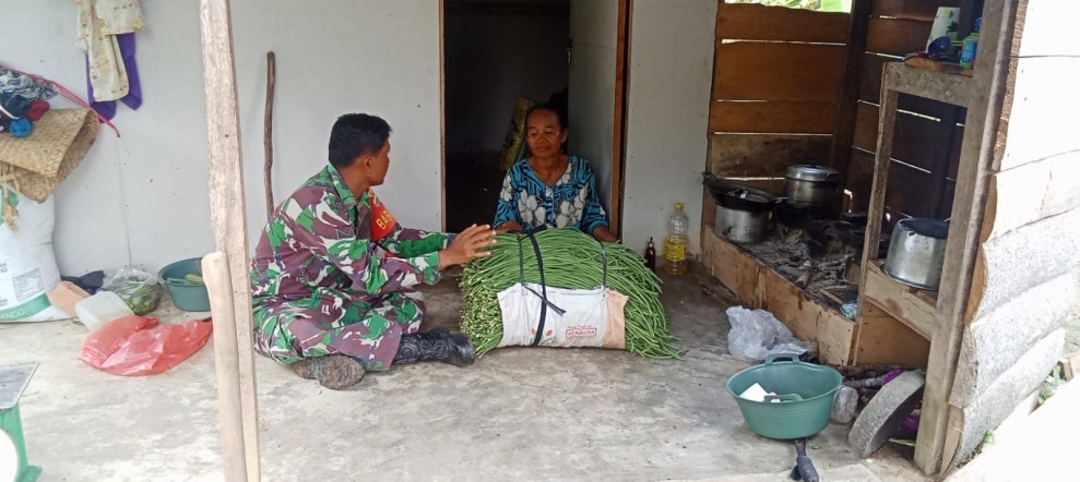 Babinsa Koramil 09/Kemuning Laksanakan Komsos dengan Petani