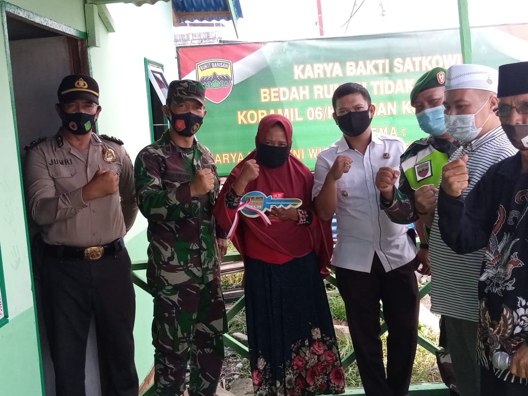 Bersama Forkopimcam, Danramil 06/Kateman Serahkan Kunci Bedah Rumah Ibu Rusmala