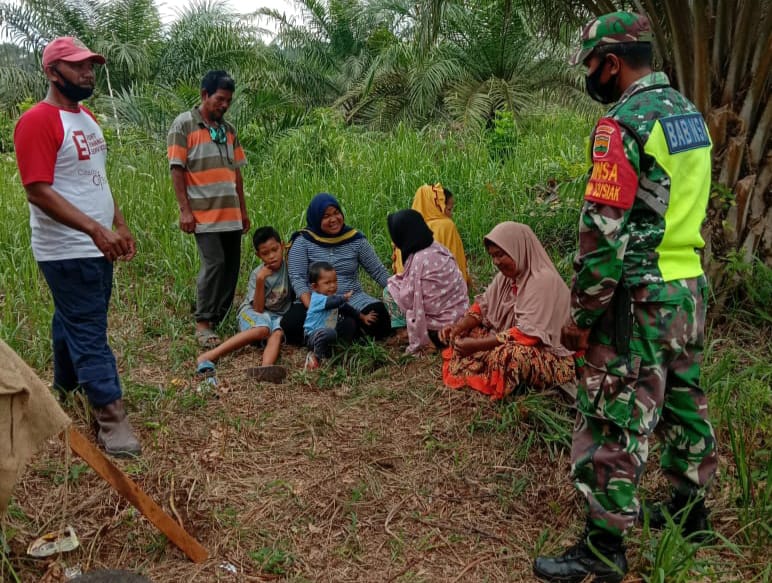 Cegah Karhutla, Babinsa Koramil 03/Siak Laksanakan Patroli dan Sosialisasi