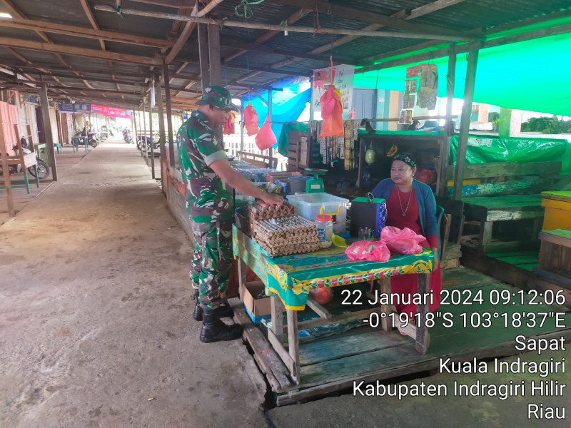 Babinsa Koramil 04/Kuindra Laksanakan Pengecekan Harga Sembako Bersama Pedagang Pasar