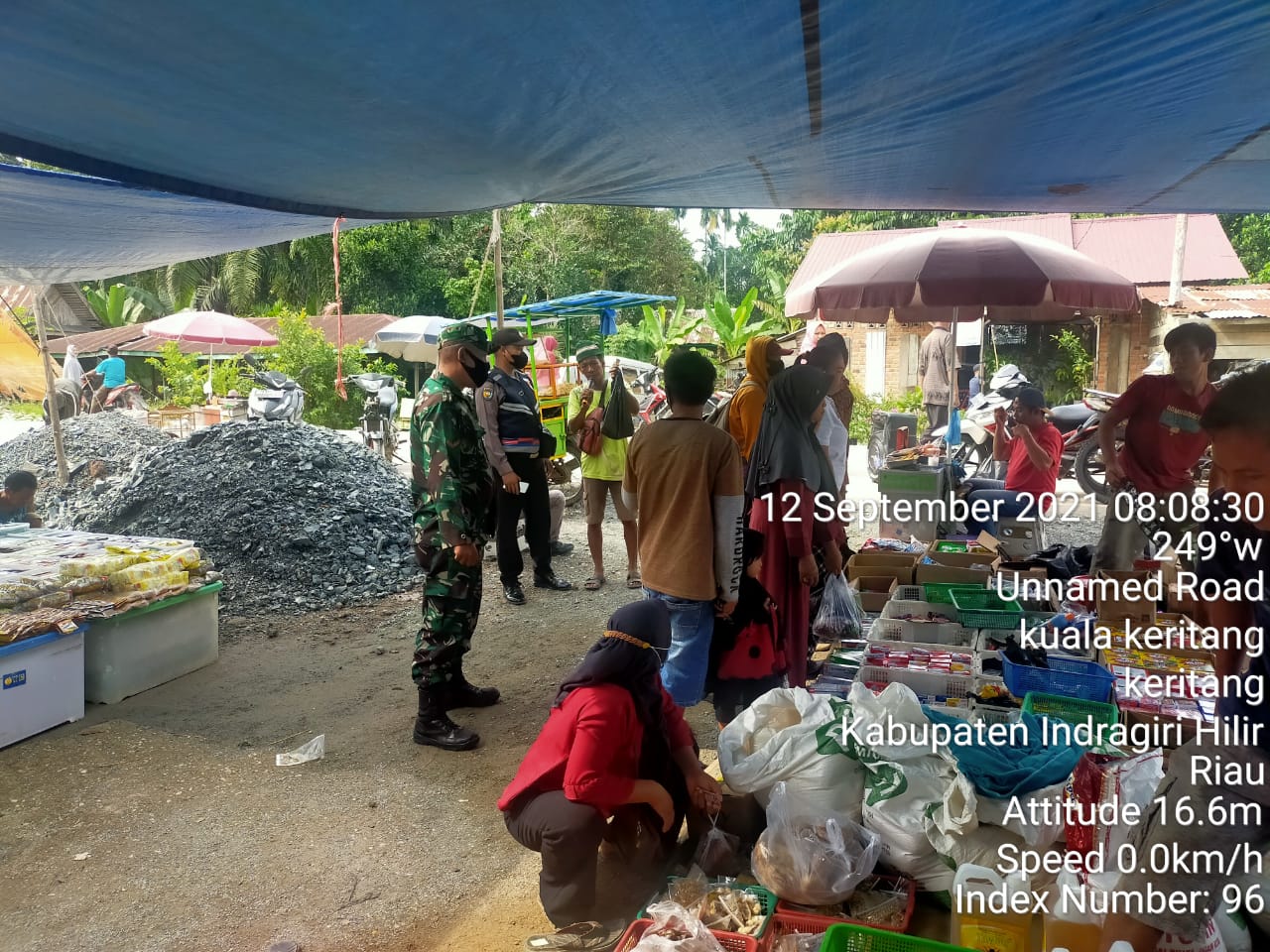 Babinsa dan Bhabinkamtibmas Lakukan Penegakan Protkes di Kuala Keritang