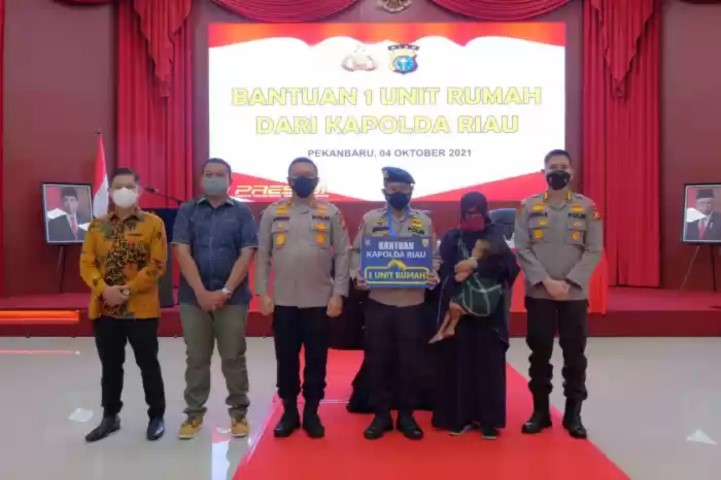 Jelang Masa Pensiun, Personel Brimob Menangis Dapat Rumah dari Kapolda Riau