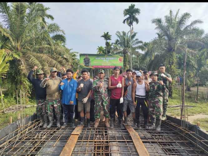 Karya Bhakti Bersama Babinsa Koramil 04/Kuindra di Dusun Rasau