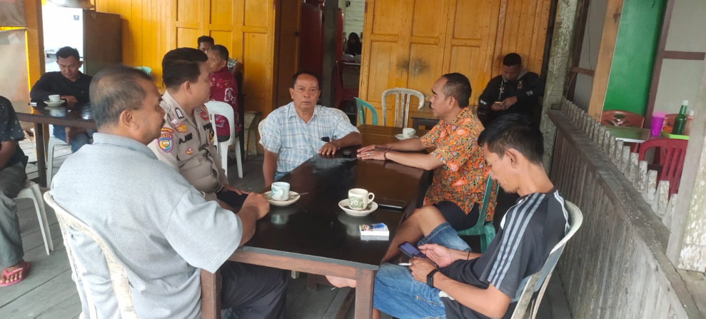 Sambang Warga Dengan Humanis Bhabinkamtibmas Kelurahan Teluk Pinang Sampaikan Pesan Kamtibmas Kepada Masyarakat Setempat