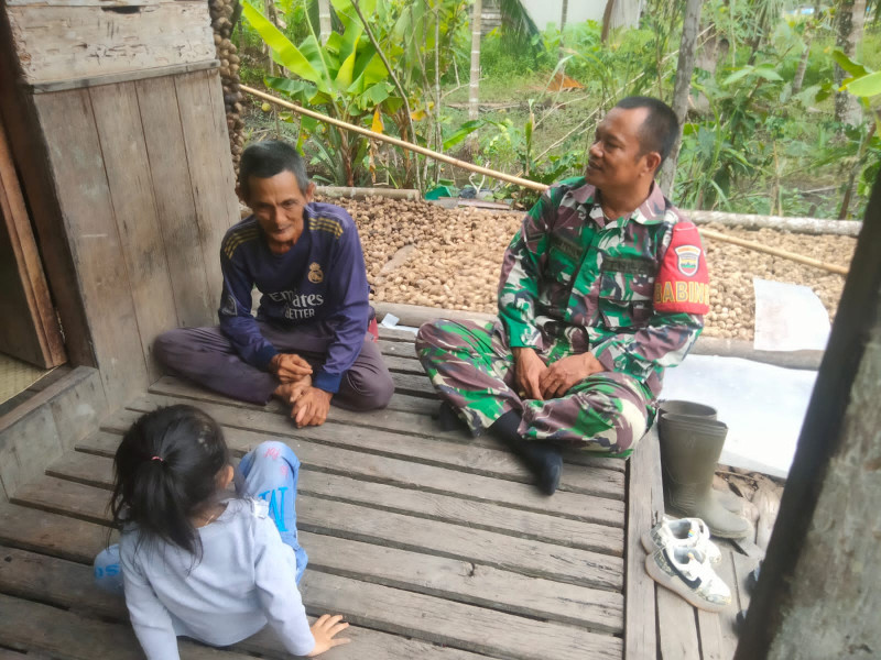 Aktif Babinsa Koramil 05/Gas Serda Rudi Hartono Komsos Di Desa Binaan