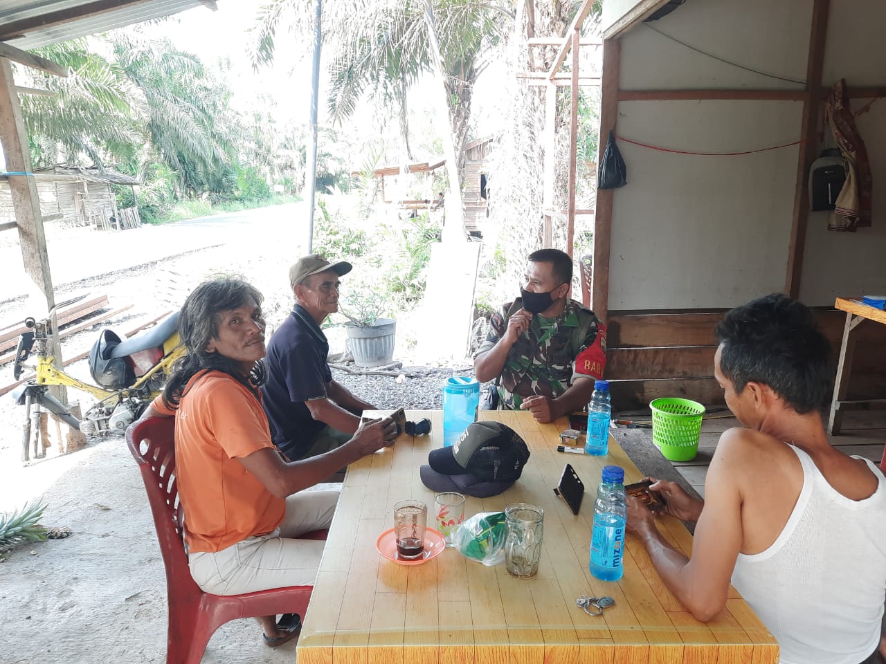 Sambangi Warga Binaan, Babinsa 03/Tpl Ajak Warga Aktifkan Poskampling